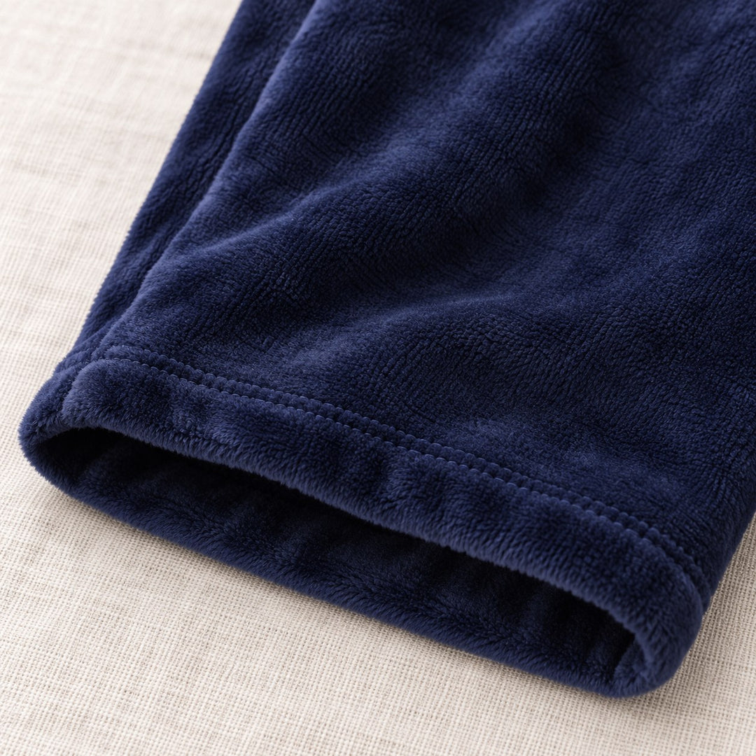 Gros plan sur la couture du bas du pantalon du pyjama bleu marine