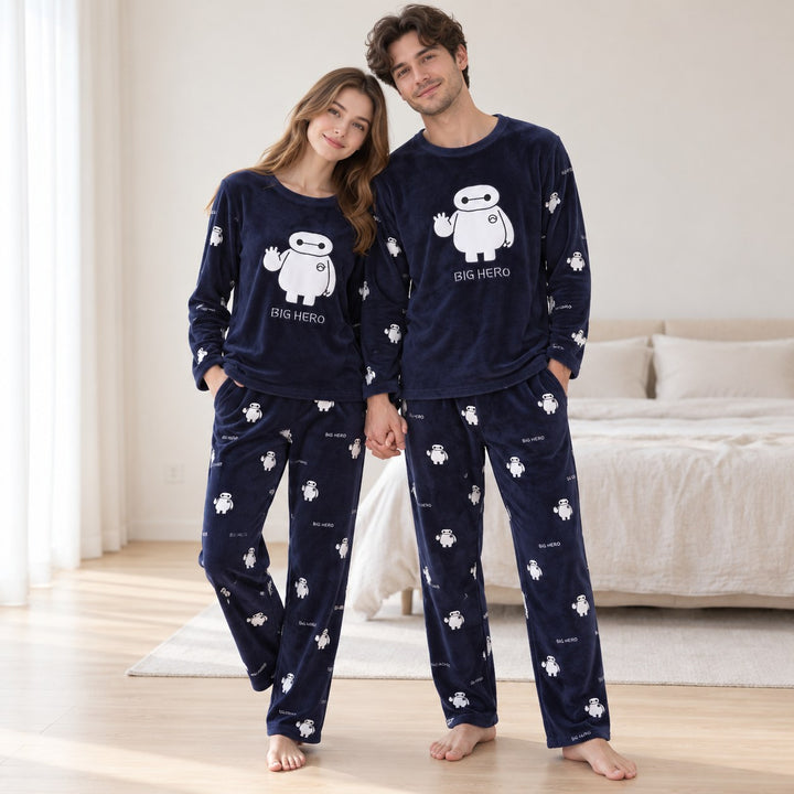 Couple debout en pyjamas bleu marine assortis à motif robot blanc, tenues complètes