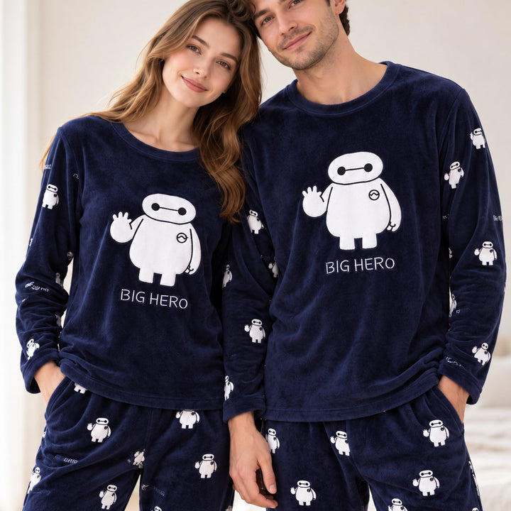 Gros plan sur les hauts bleu marine du pyjama matchy couple et leur motif robot blanc