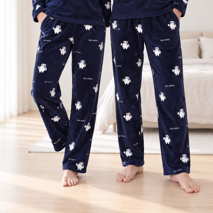 Détail des pantalons bleu marine à petits robots blancs portés par le couple