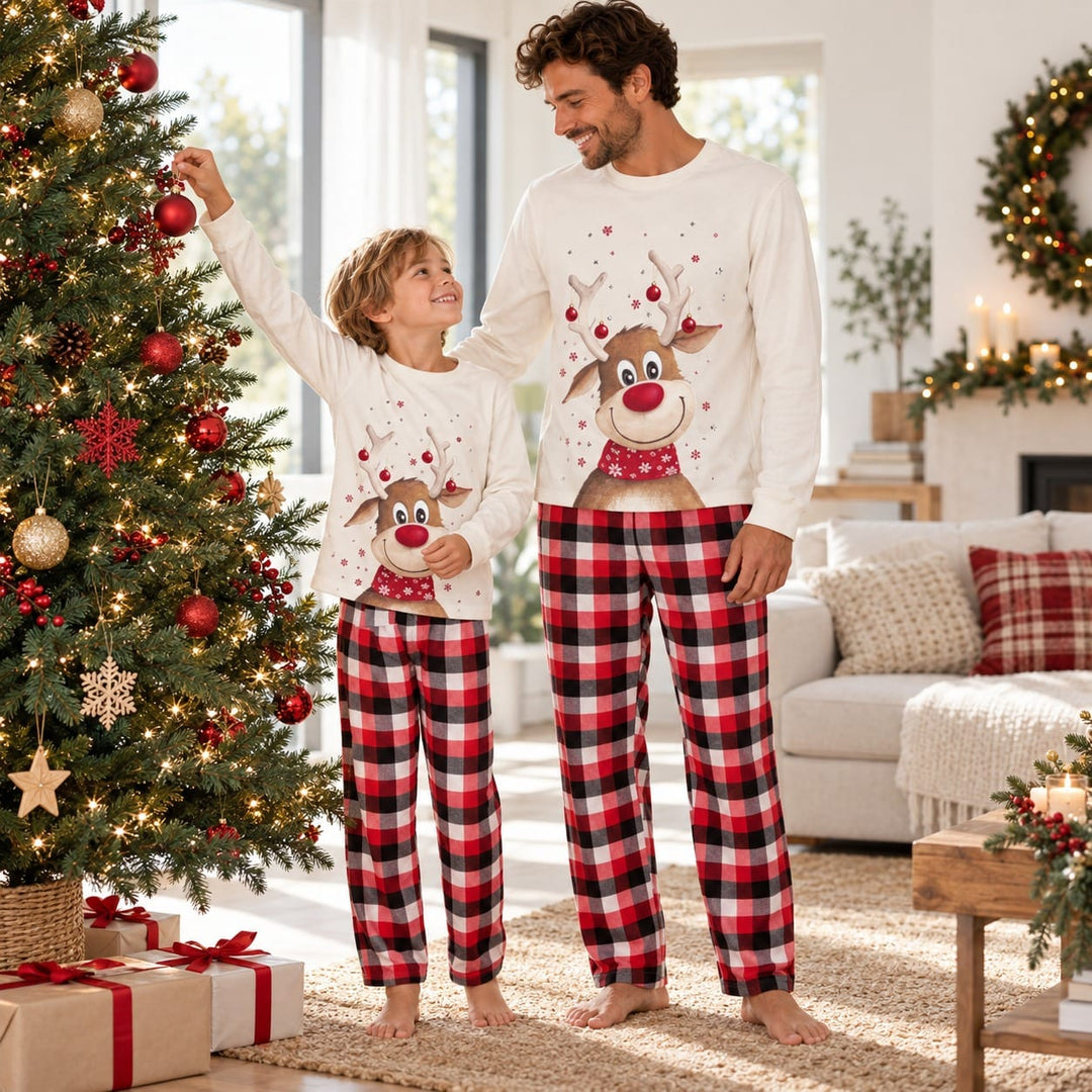 Abgestimmter Familienpyjama mit Rentiermotiv