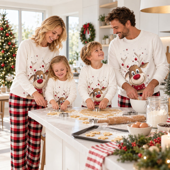 Famille en pyjama Noël assorti préparant des biscuits