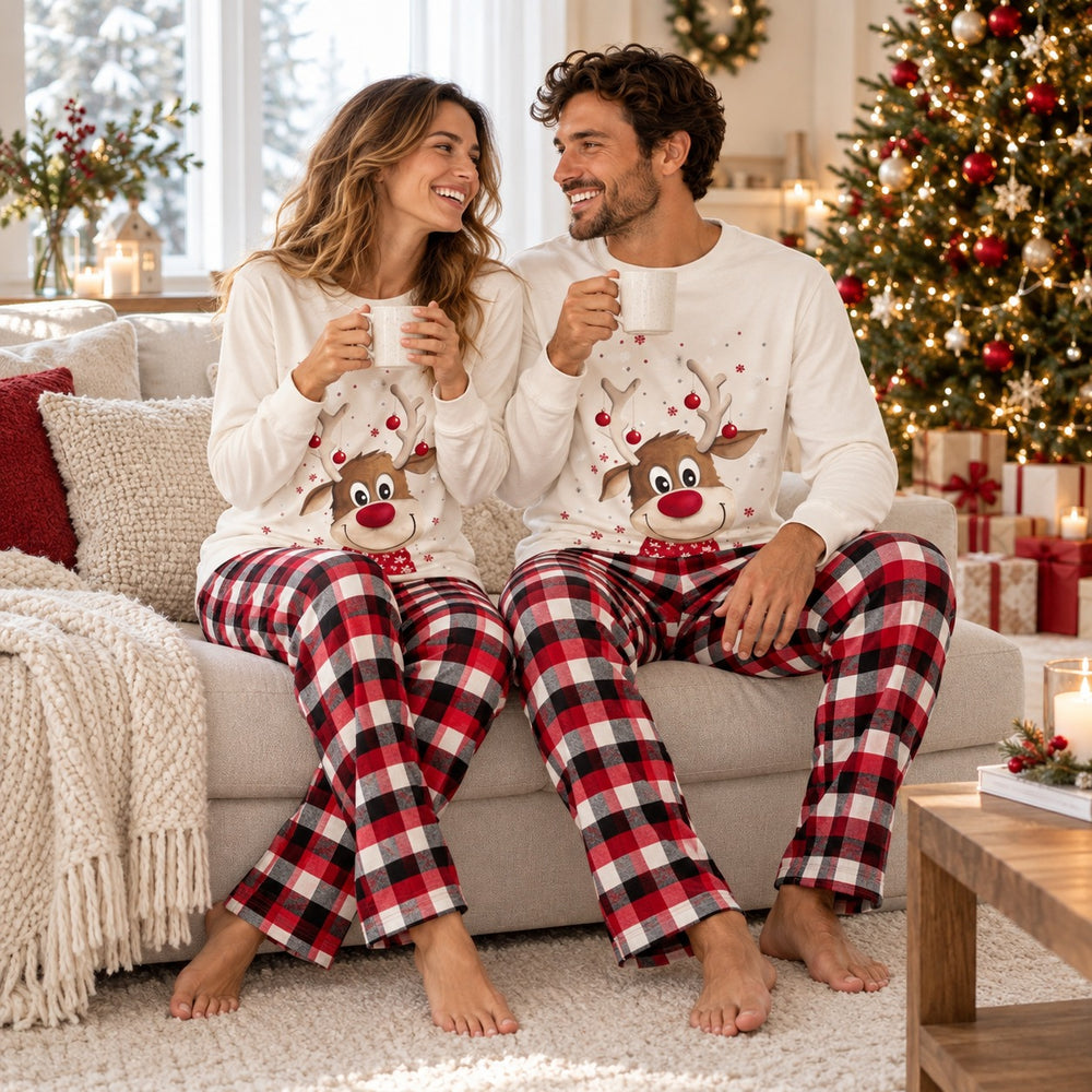 Couple en pyjama Noël assorti lors d’un moment cocooning