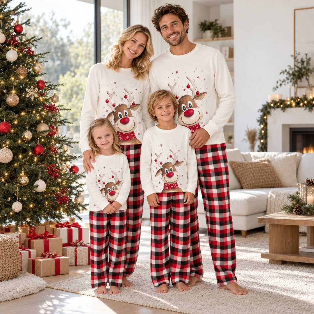 Pyjama Noël assorti porté par une famille près du sapin