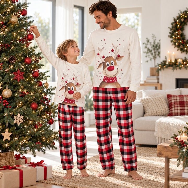 Père et fils en pyjama Noël assorti décorant le sapin