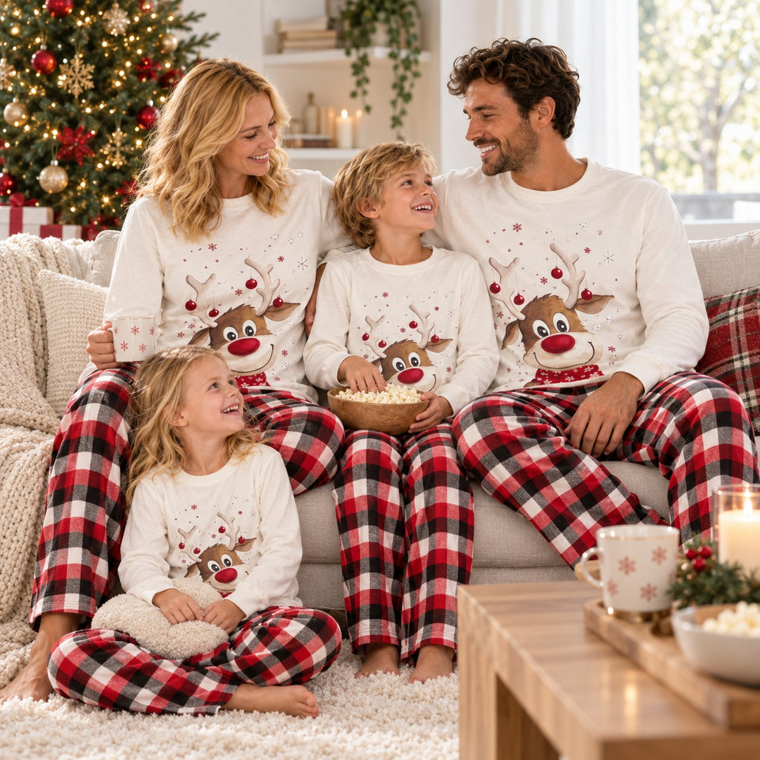 Famille en pyjama Noël assorti pendant une soirée cocooning