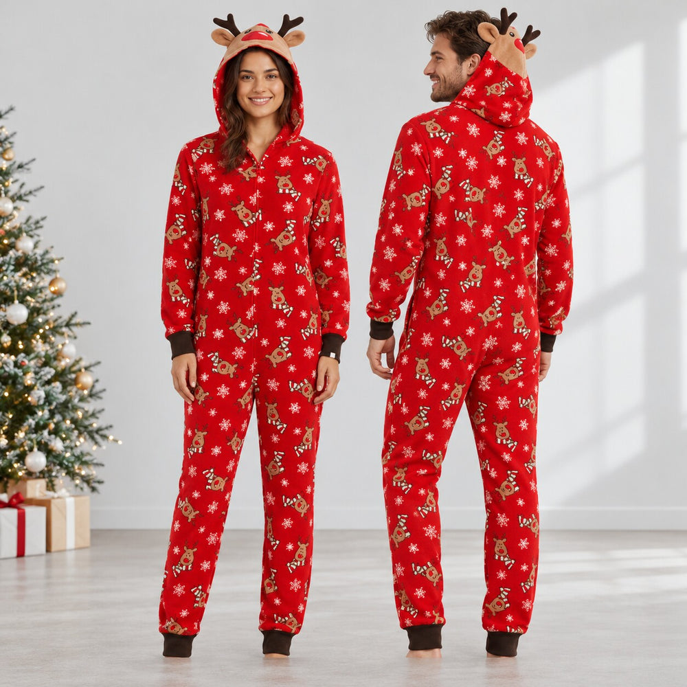 Combinaison pyjama Noël duo rouge, femme de face et homme de dos montrant la capuche renne
