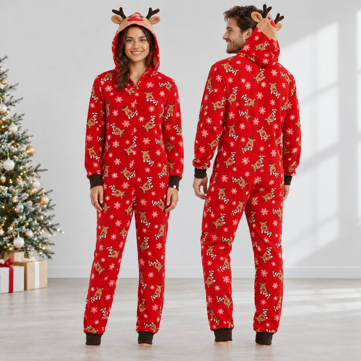Combinaison pyjama Noël duo rouge, femme de face et homme de dos montrant la capuche renne