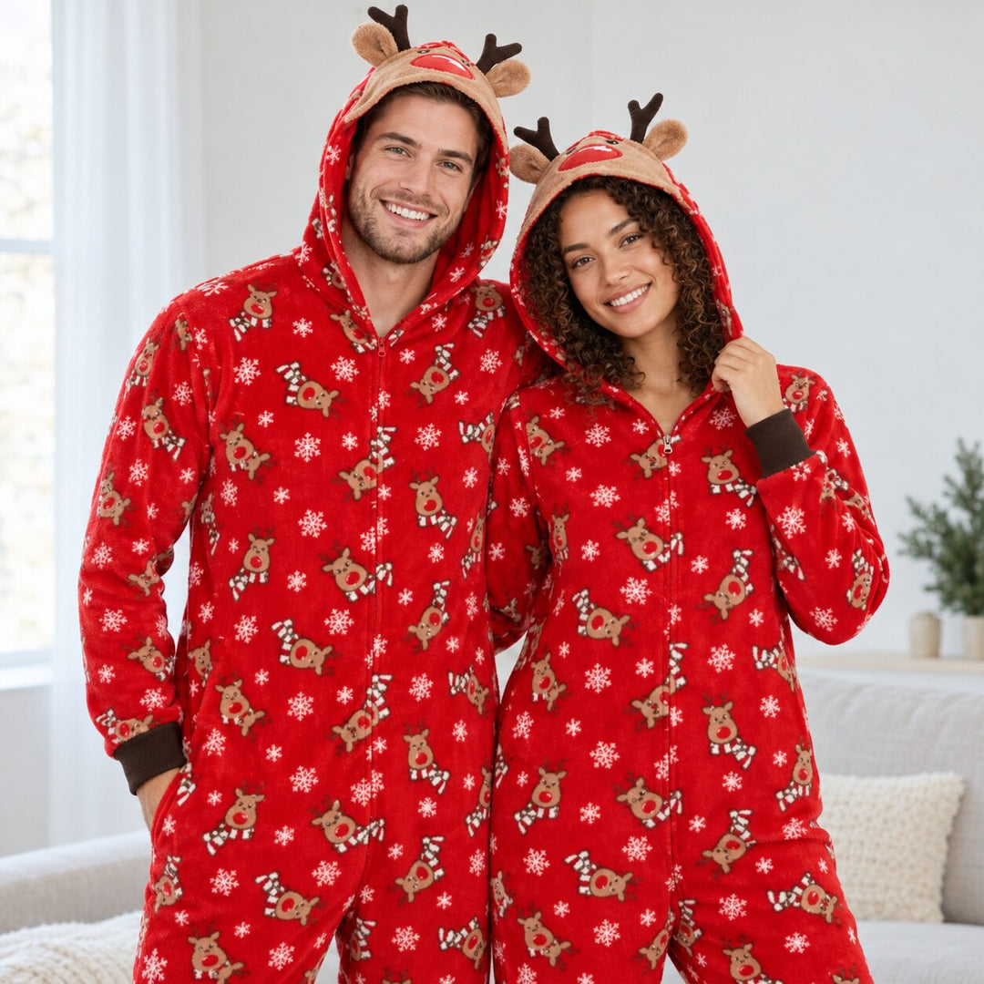 Pyjama Noël duo rouge à rennes et flocons porté par un couple, portrait rapproché