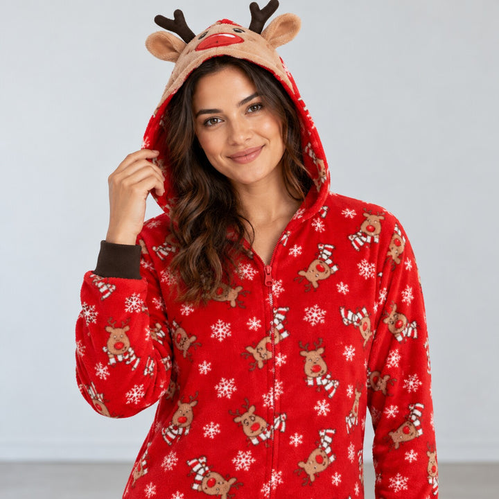 Femme portant le pyjama de Noël rouge à rennes, capuche à bois et fermeture de face