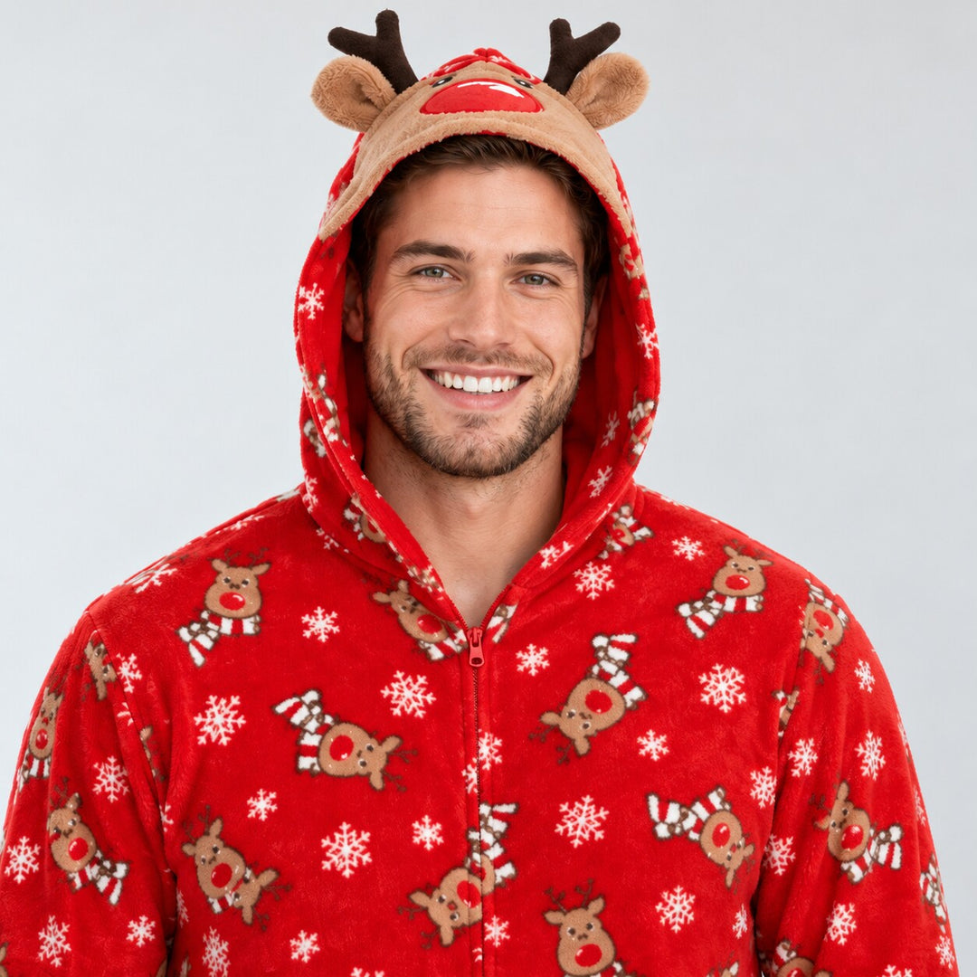 Homme portant la combinaison pyjama Noël à capuche renne, plan poitrine