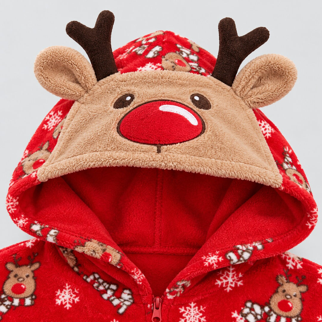 Gros plan de la capuche renne du pyjama Noël rouge, oreilles, bois et museau