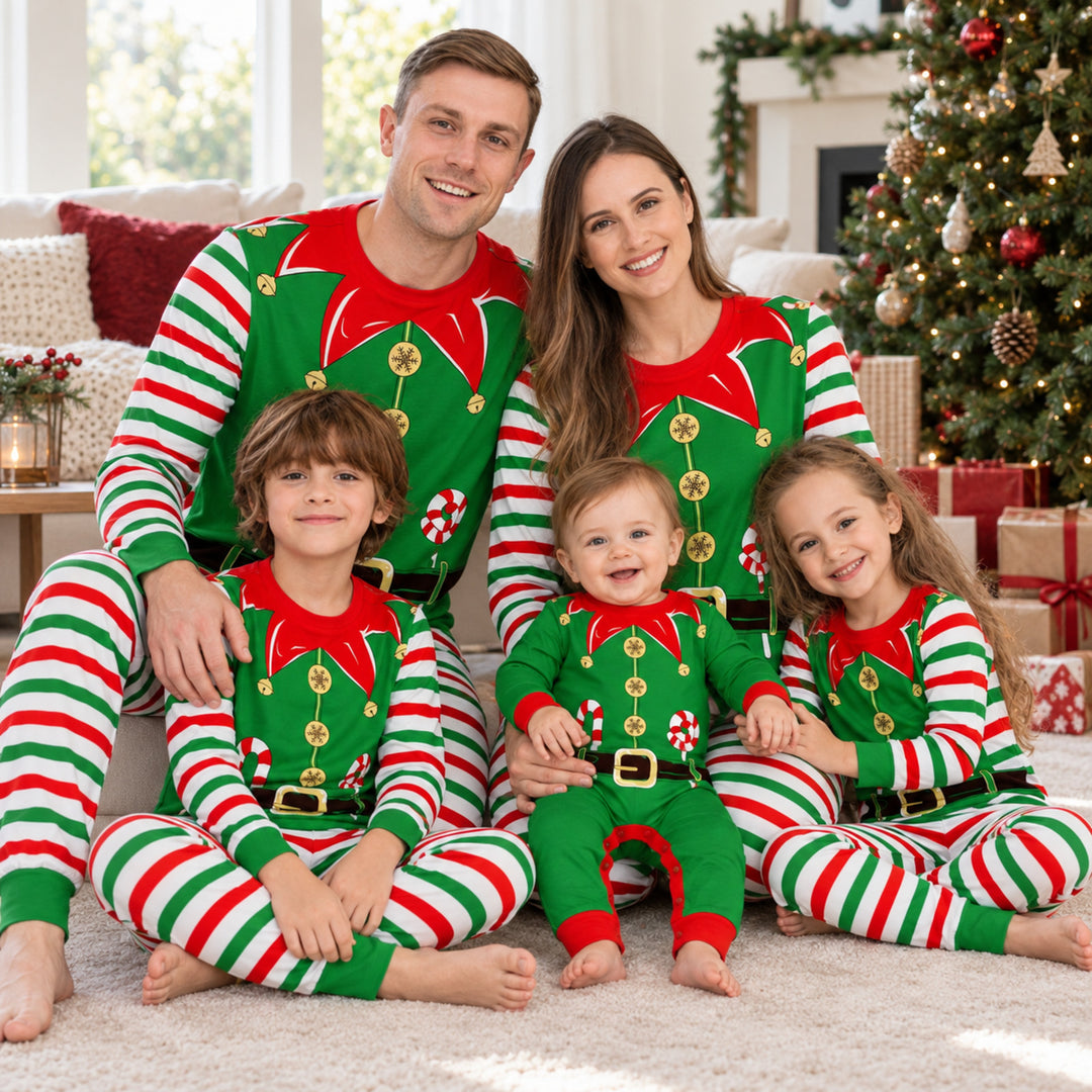 Pyjama Noël Famille Elf porté par les parents, deux enfants et un bébé