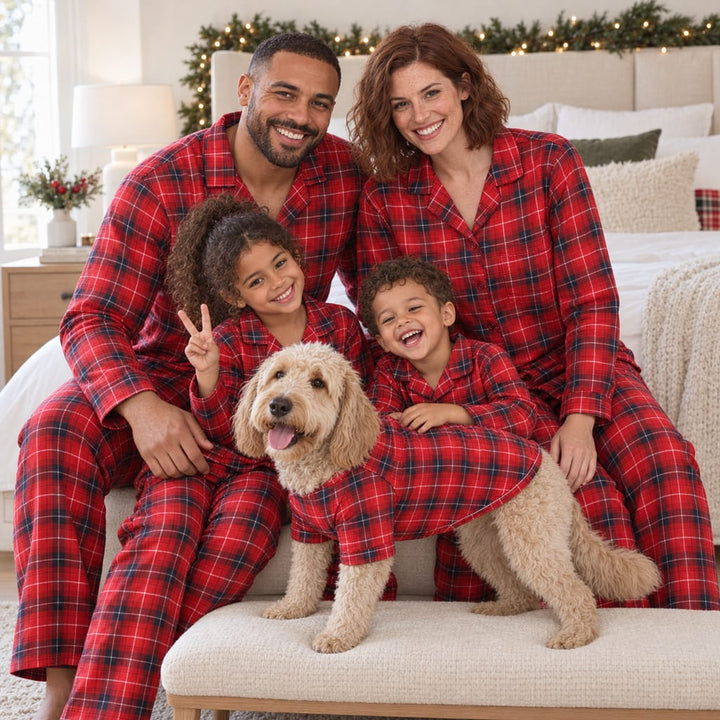 Karierter Weihnachtspyjama für Familie und Hund
