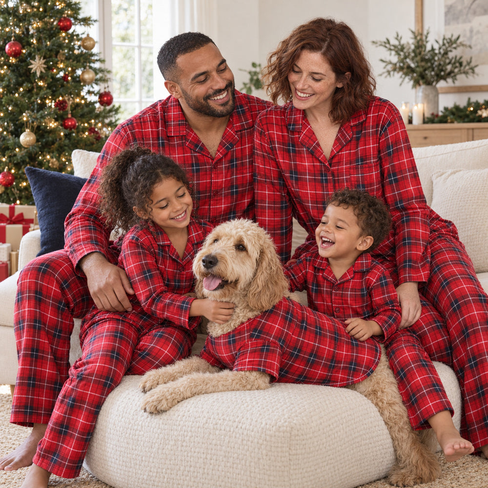 Famille et chien en pyjamas de Noël assortis sur le canapé