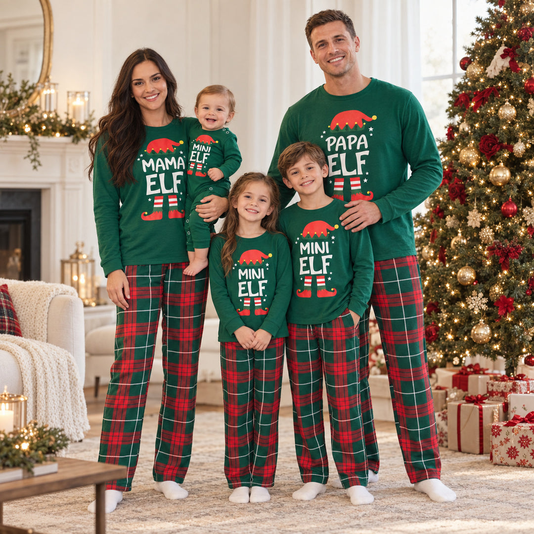 Famille nombreuse en pyjamas de Noël verts Papa Elf, Mama Elf et Mini Elf