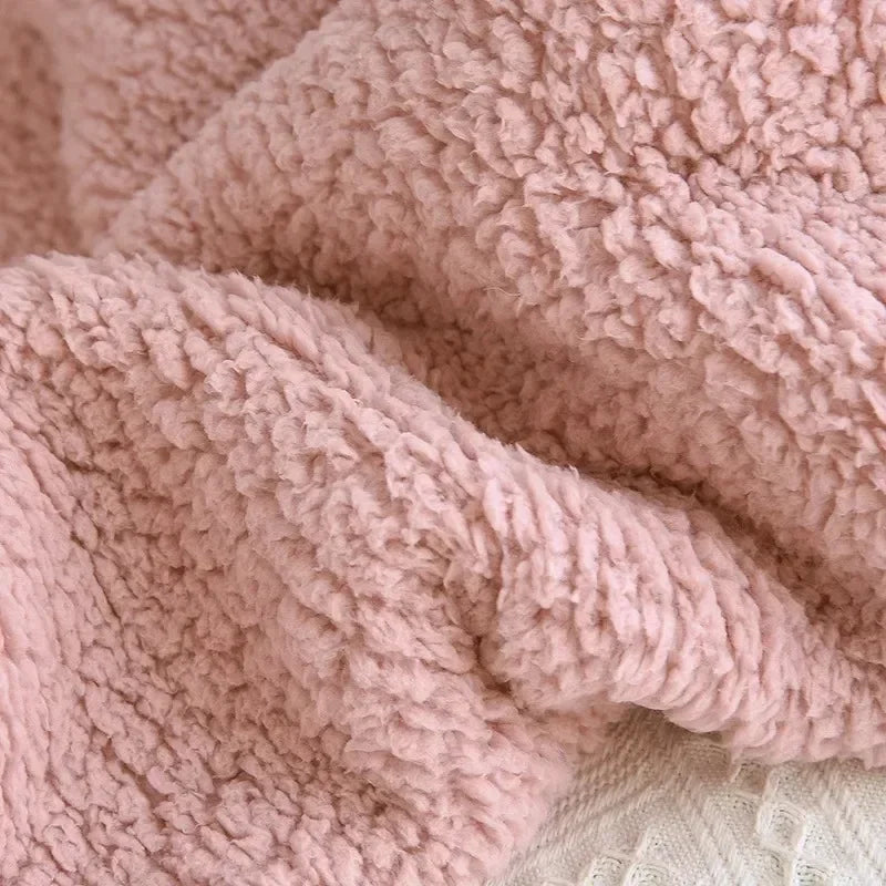 Nahaufnahme des lockigen altrosafarbenen Stoffs des flauschigen Pyjamas.
