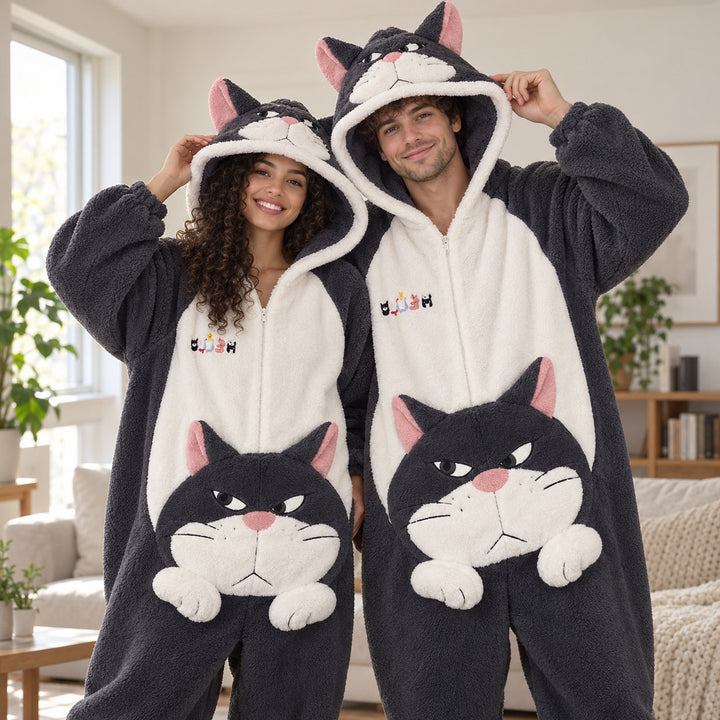 Pyjama rigolo couple chat porté par un couple, capuches à oreilles et grands motifs sur le devant