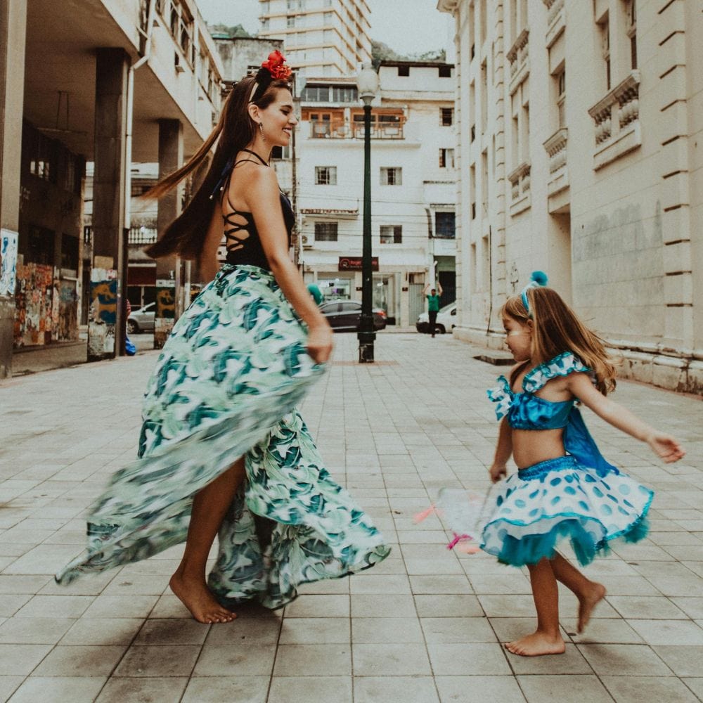 mère et sa fille qui se balade en ville avec des robe mère fille assortis