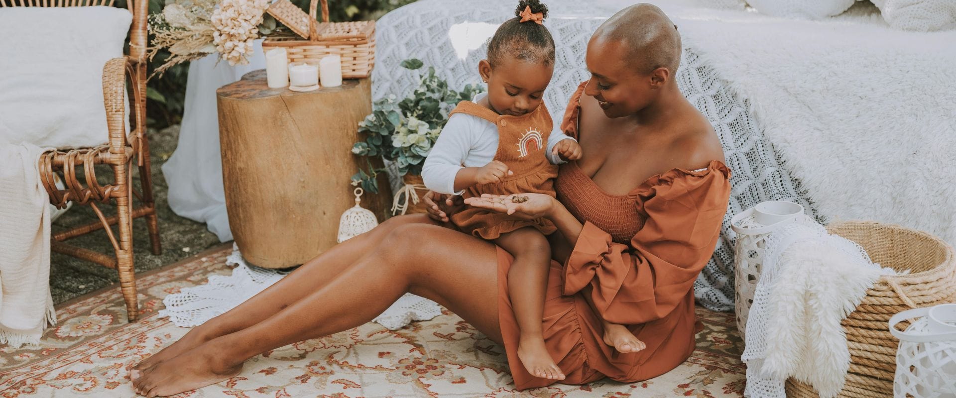 mère et sa fille qui porte des robe assortis