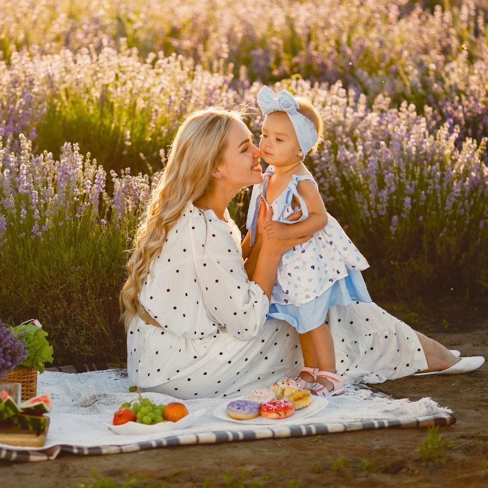 Mère et sa famille qui porte une robe blanche à pois 