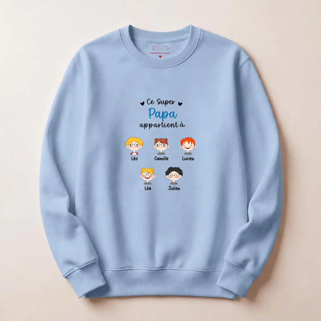 Sweat à capuche personnalisé papa - Ce super papa appartient à Sweatshirt / Bleu Clair / S