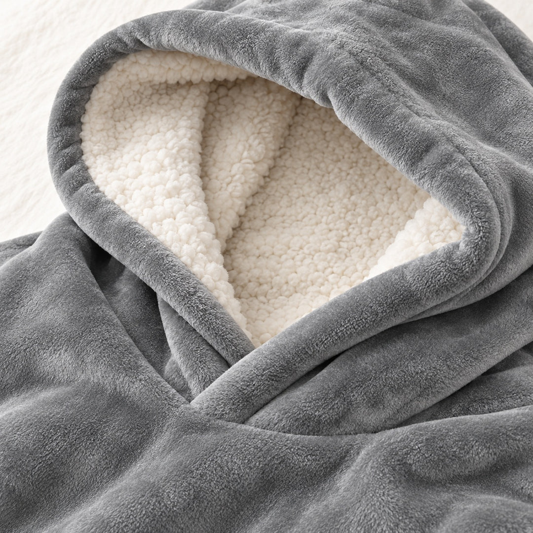 Gros plan sur la capuche grise du sweat plaid et sa doublure claire bouclée.
