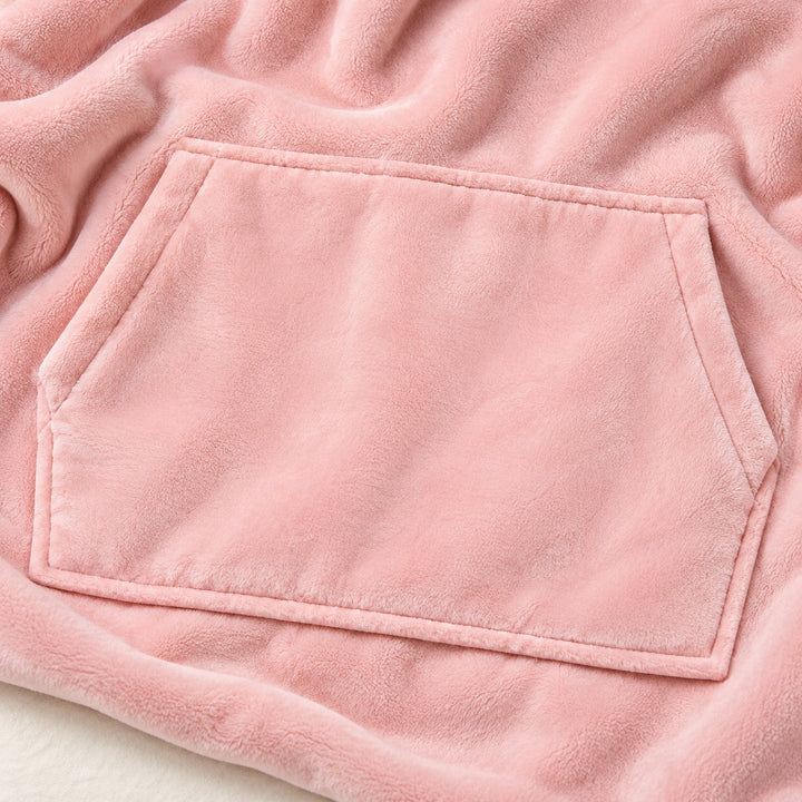 Gros plan sur la poche kangourou et la texture du sweat plaid rose clair.