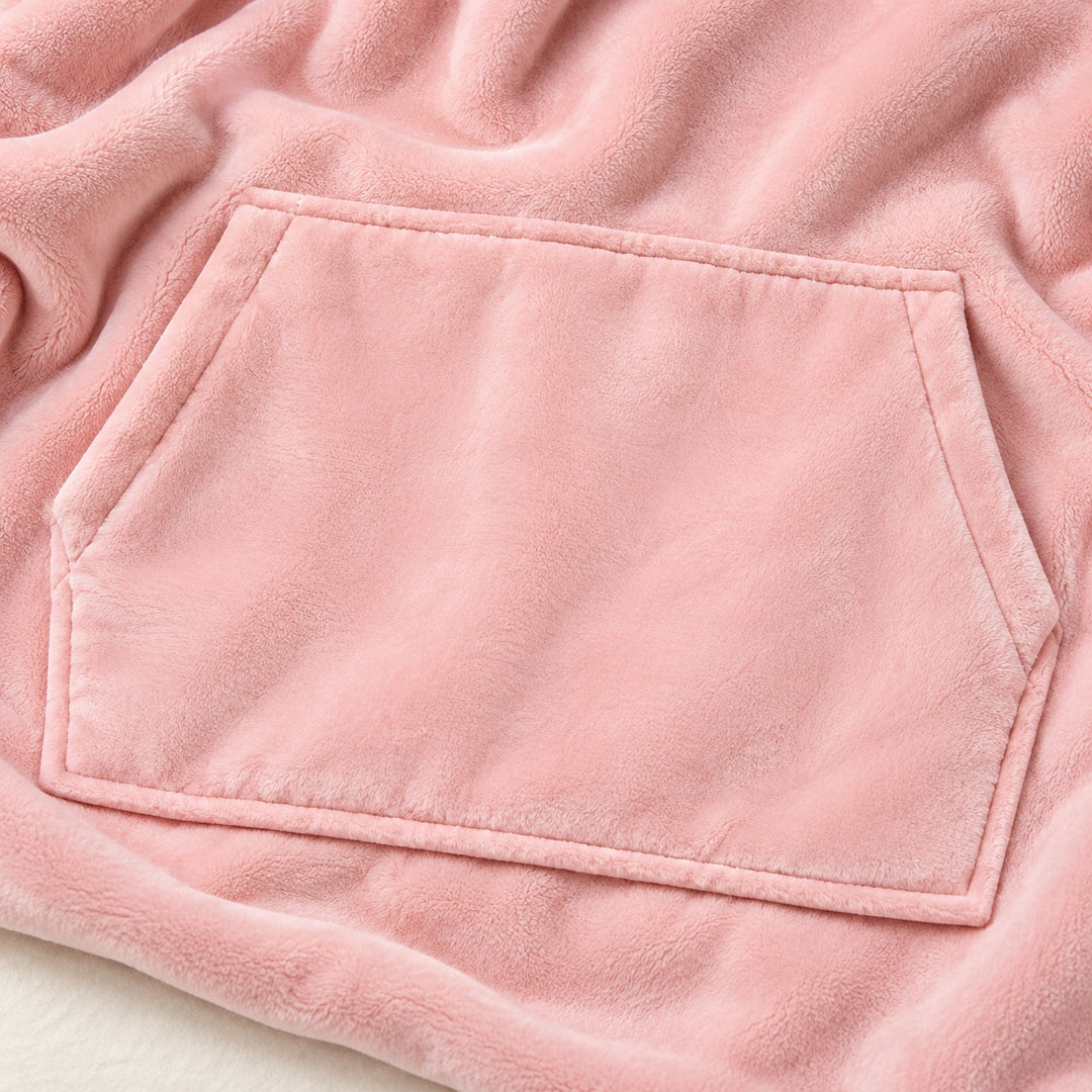 Gros plan sur la poche kangourou et la texture du sweat plaid rose clair.