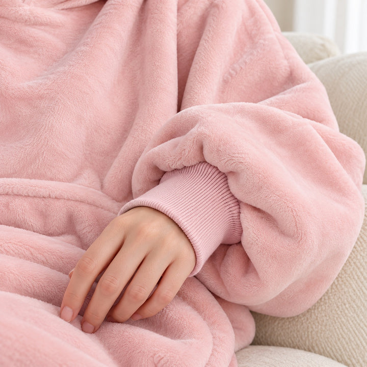 Détail du poignet en bord-côte et de la manche du sweat plaid rose clair.