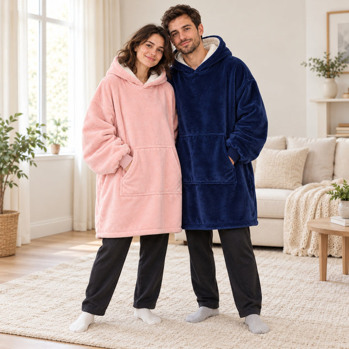 Couple portant les sweats plaids rose clair et bleu marine, vue en entier de face.