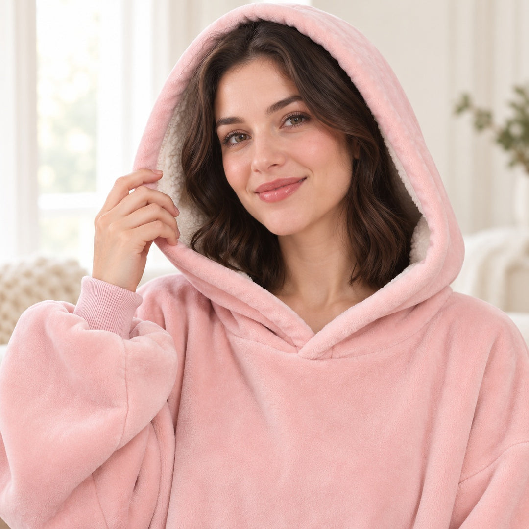 Portrait poitrine d’une femme portant le sweat plaid rose clair, capuche et encolure visibles.