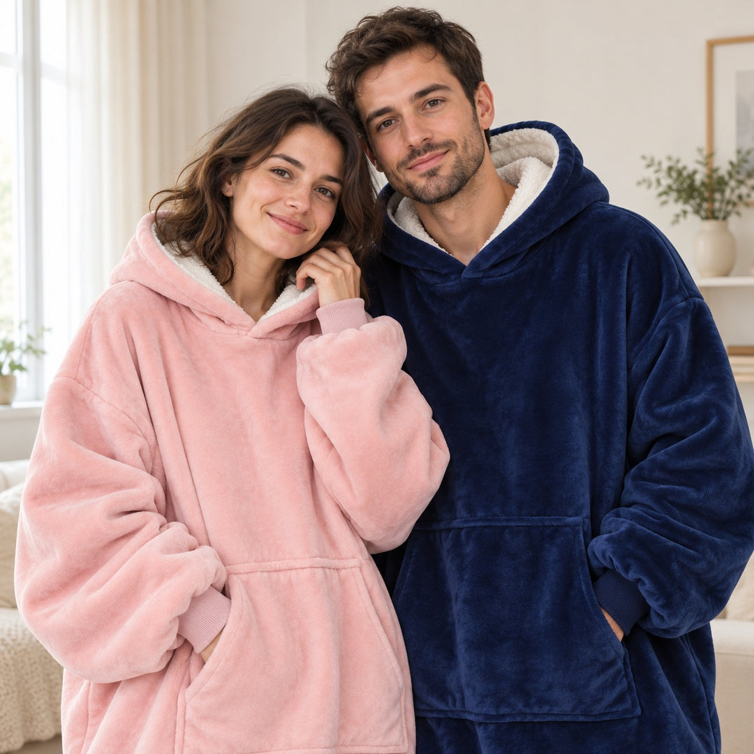 Couple portant deux sweats plaids rose clair et bleu marine, cadré du visage à la taille.